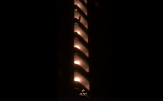 На балконе 13 этажа в Новосибирске повисла женщина  (видео)