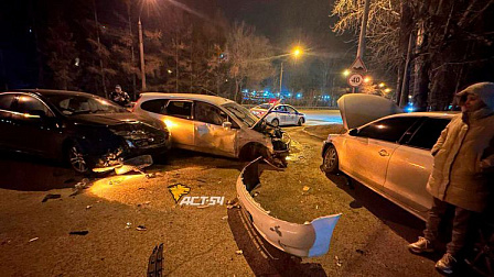 В Новосибирске пьяный водитель спровоцировал тройное ДТП