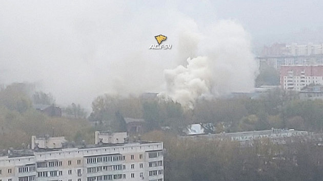 Столб дыма поднялся над Новосибирском из-за пожара в Октябрьском районе
