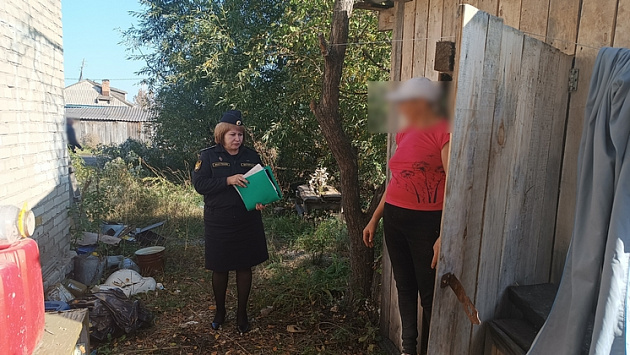 В Новосибирской области горе-мать неудачно спряталась от приставов в сарае