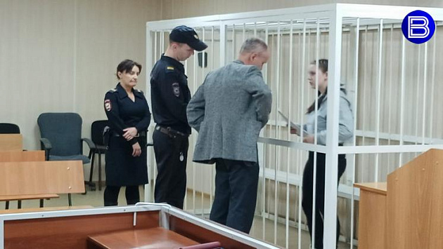 Бросившую двух погибших в пожаре малышей 19-летнюю няню начали судить в Новосибирске