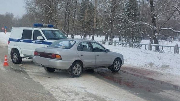 В Бердске пьяная женщина за рулем Toyota протаранила полицейский автомобиль
