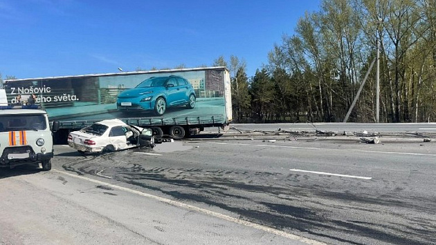 Два человека погибли в аварии с тягачом на трассе под Новосибирском