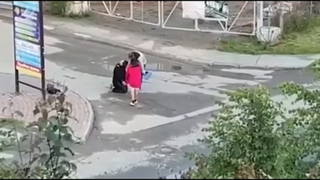 В Новосибирске мужчина избил женщину на улице за плохое воспитание дочери