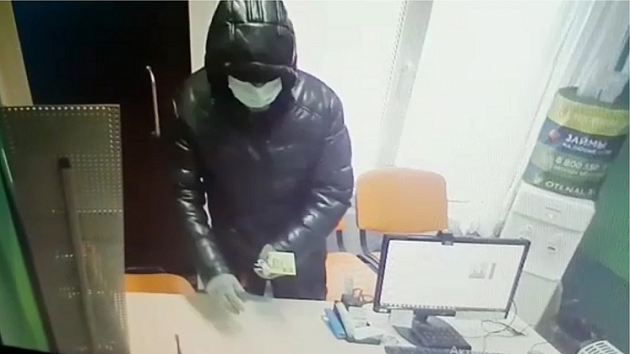 Мужчина в медицинской маске ограбил офис микрозаймов в Новосибирске