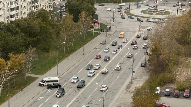 В Новосибирске микроавтобус вылетел на тротуар после аварии