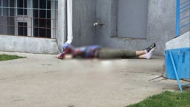 В Новосибирске 19-летний юноша выпал с балкона многоэтажки и погиб