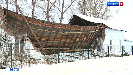 60-летнее здание спортшколы обрушилось в Колывани Новосибирской области