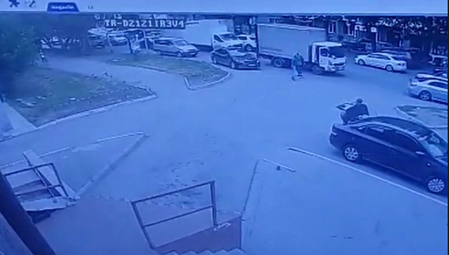 В Новосибирске мужчина жестоко избил водителя грузовика после ДТП