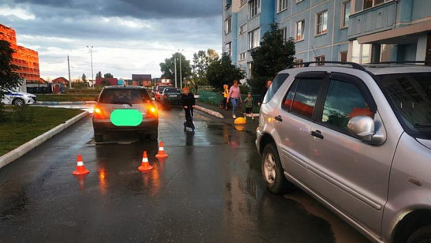 В Новосибирске автомобиль сбил восьмилетнего пешехода во дворе жилого дома