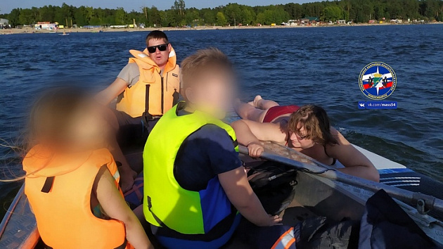 В Новосибирске спасатели помогли отправившимся в плавание на SUP-бордах женщине с детьми