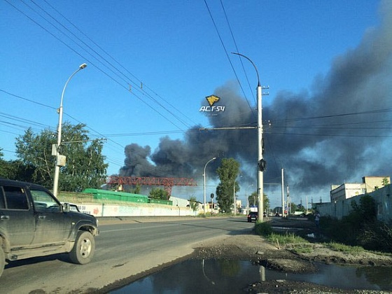 Дым от горящих складов поднялся над левым берегом Новосибирска