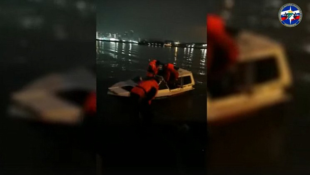 В Новосибирске 22-летняя девушка упала с Октябрьского моста в реку