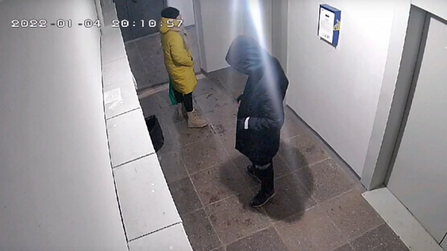 В Новосибирске камеры видеонаблюдения зафиксировали нападения серийного грабителя на женщин