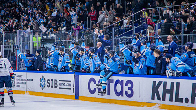 Хоккейная «Сибирь» обыграла «Металлург» и поднялась на первую строчку турнирной таблицы