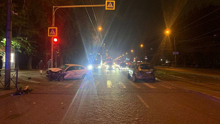 В Новосибирске водитель Kia Rio протаранил кроссовер и снёс светофор