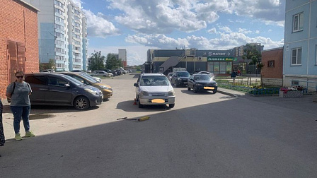 В Новосибирске автомобиль сбил девятилетнего самокатчика на улице Титова