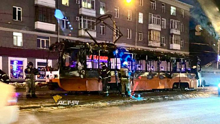 Трамвай № 14 сгорел дотла на проспекте Дзержинского в Новосибирске
