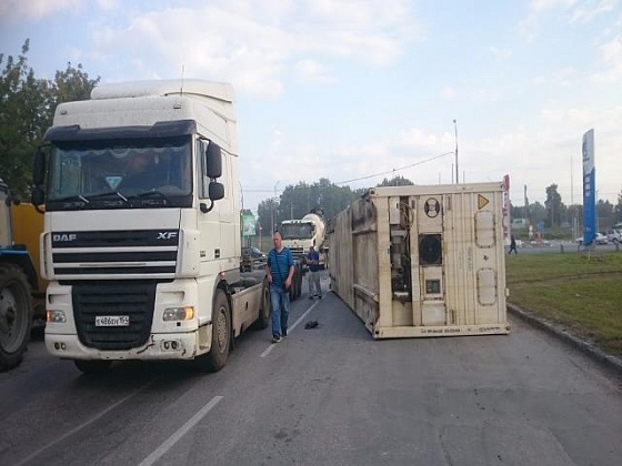 Упавший в фуры контейнер разбил стекло внедорожнику 