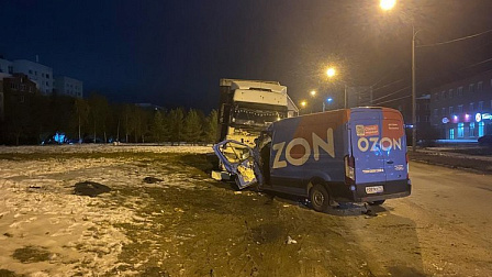 В Новосибирске 21-летний водитель грузовика «OZON» въехал в припаркованную фуру