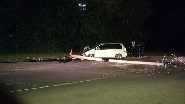 В Новосибирске водителя иномарки увезли в больницу после столкновения с фонарным столбом