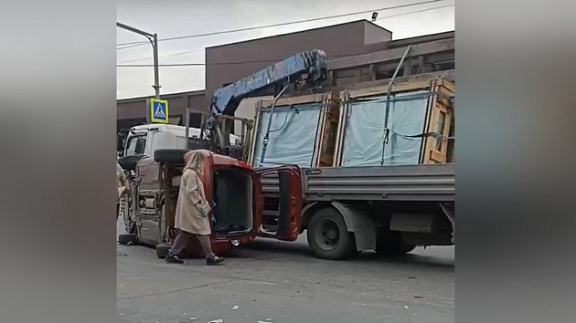 Автомобиль перевернулся на улице Троллейной в Новосибирске