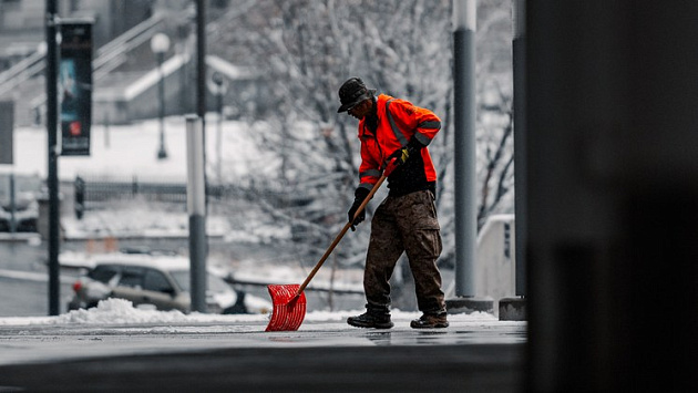 Новосибирца наказали уборкой снега с улиц города за уклонение от уплаты алиментов