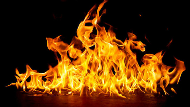 В Новосибирске загорелся частный дом на улице Доватора с рабочим внутри