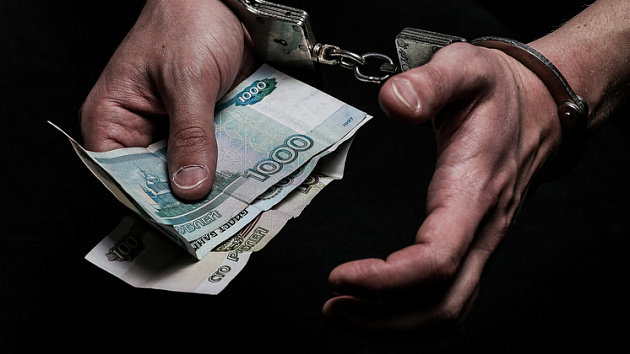 Экс-сотрудника новосибирской колонии обвиняют в передаче телефонов заключённым за деньги