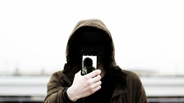 В Новосибирске 21-летний мужчина силой отобрал два телефона у знакомого и скрылся