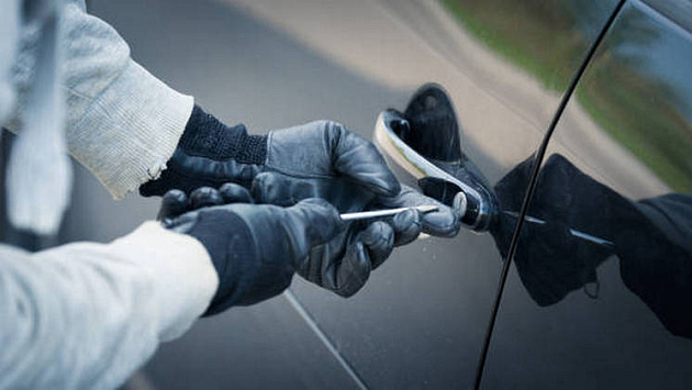 Пьяный новосибирец угнал автомобиль своей матери и улетел в кювет