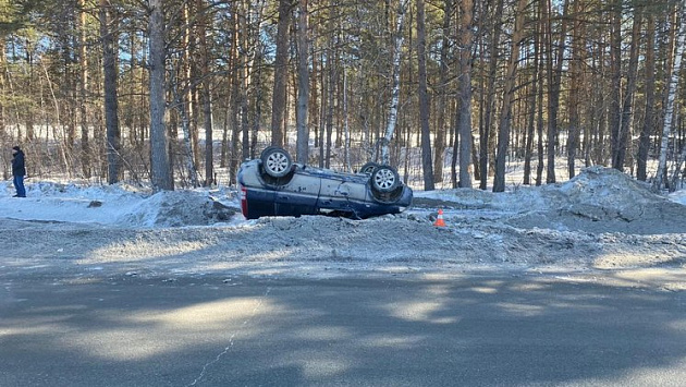 Женщина и девятилетняя пассажирка пострадали в перевернувшемся автомобиле в Новосибирске