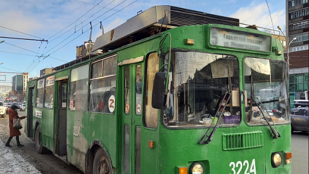 В Новосибирске троллейбус № 5 ударил пассажира током и выбросил на тротуар