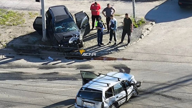 В Новосибирске автомобиль вылетел с дороги после жёсткого удара другой машины