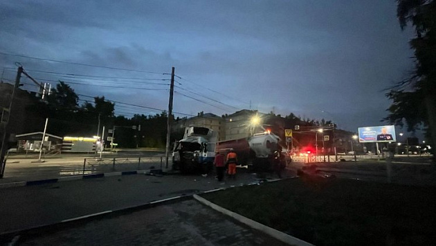 В Новосибирске водителя фуры зажало в кабине после ДТП с бензовозом