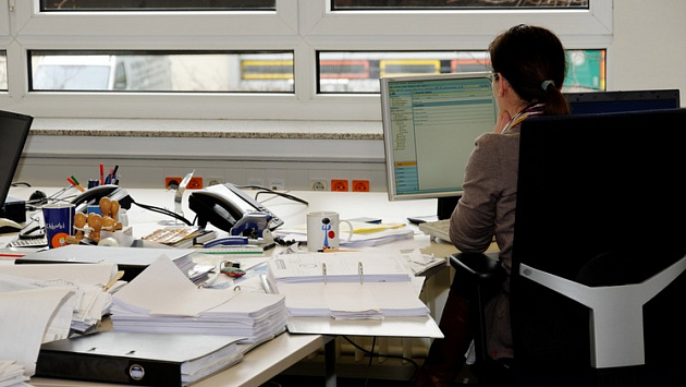 Новосибирские сотрудники чаще всего держат кружки и телефоны на рабочих столах