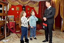 Мечты детей с «Ёлки желаний» осуществил полпред в СФО Анатолий Серышев