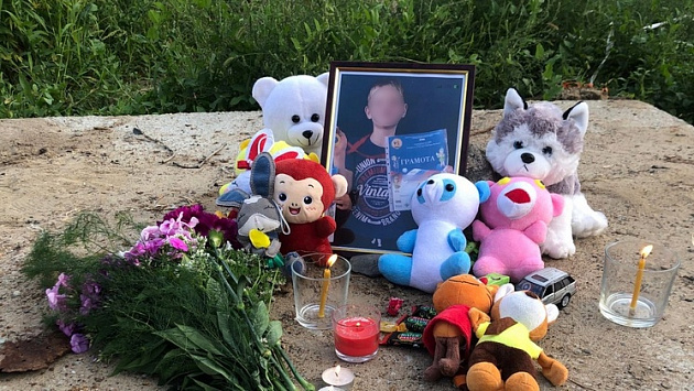 Под Новосибирском похоронили утонувшего в трубе канализации девятилетнего мальчика