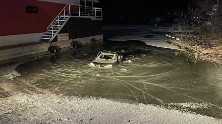 В Новосибирске автомобиль с женщиной-курьером провалился под лед