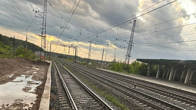 Под Новосибирском проезжающий поезд сломал плечо 76-летнему пешеходу