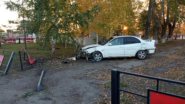 В Новосибирской области пьяный водитель снес металлический забор
