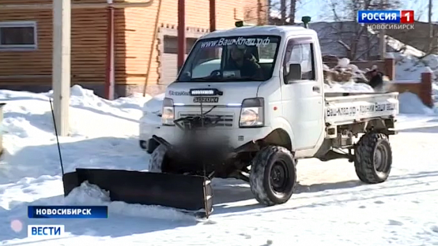 Новосибирец чистит дороги с помощью необычного автомобиля