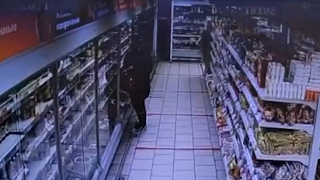Под Новосибирском полицейские ищут подозреваемых в краже еды из магазина