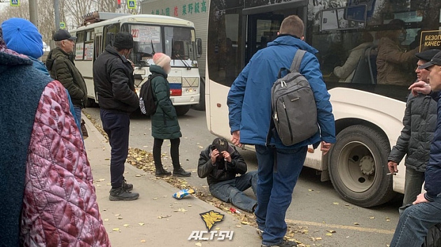 В Новосибирске водитель автобуса выронил пассажира на дорогу