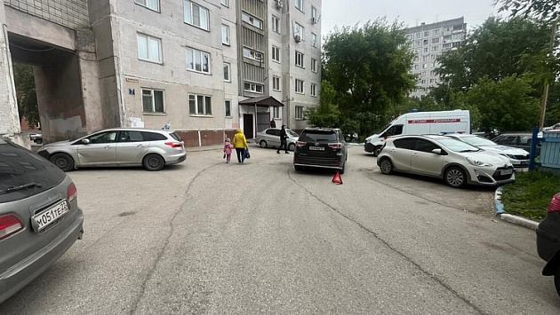В Новосибирске автомобиль покалечил десятилетнего мальчика на электросамокате