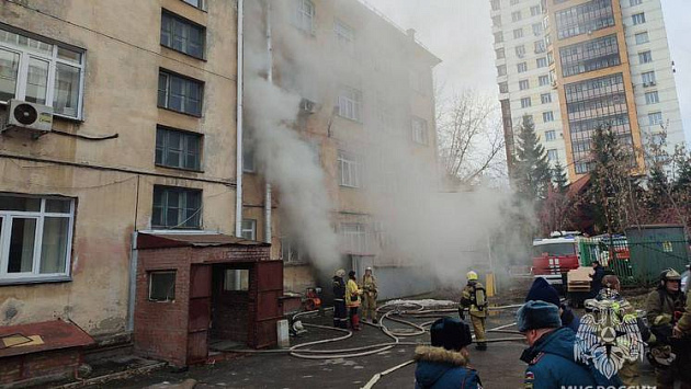 В Новосибирске загорелось здание с детским центром, судом и адвокатами
