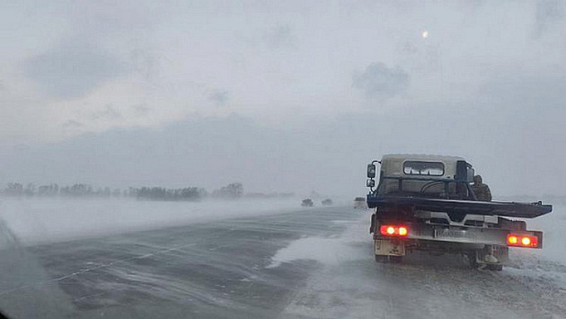 В Новосибирской области закрыли движение по трассе из-за снега и ветра до 33 м/c