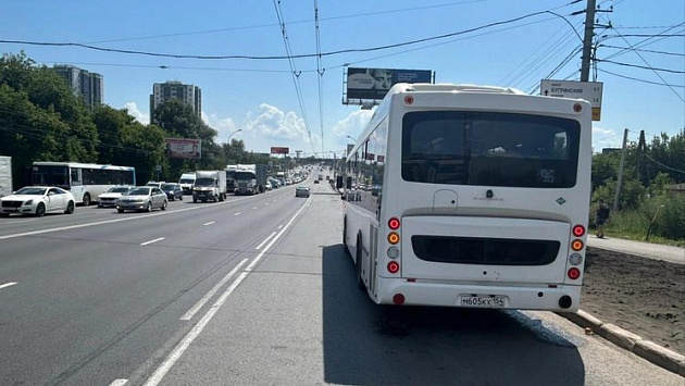 В Новосибирске 68-летняя бабушка попала в больницу после падения в автобусе № 96