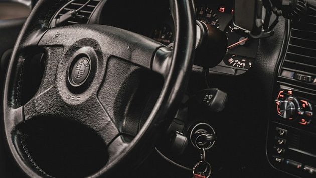 В Новосибирске суд лишил водительских прав автоблогера за рамку на госзнаке