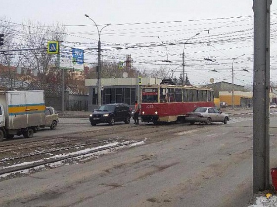 Легендарный 13-й трамвай столкнулся с седаном в Новосибирске